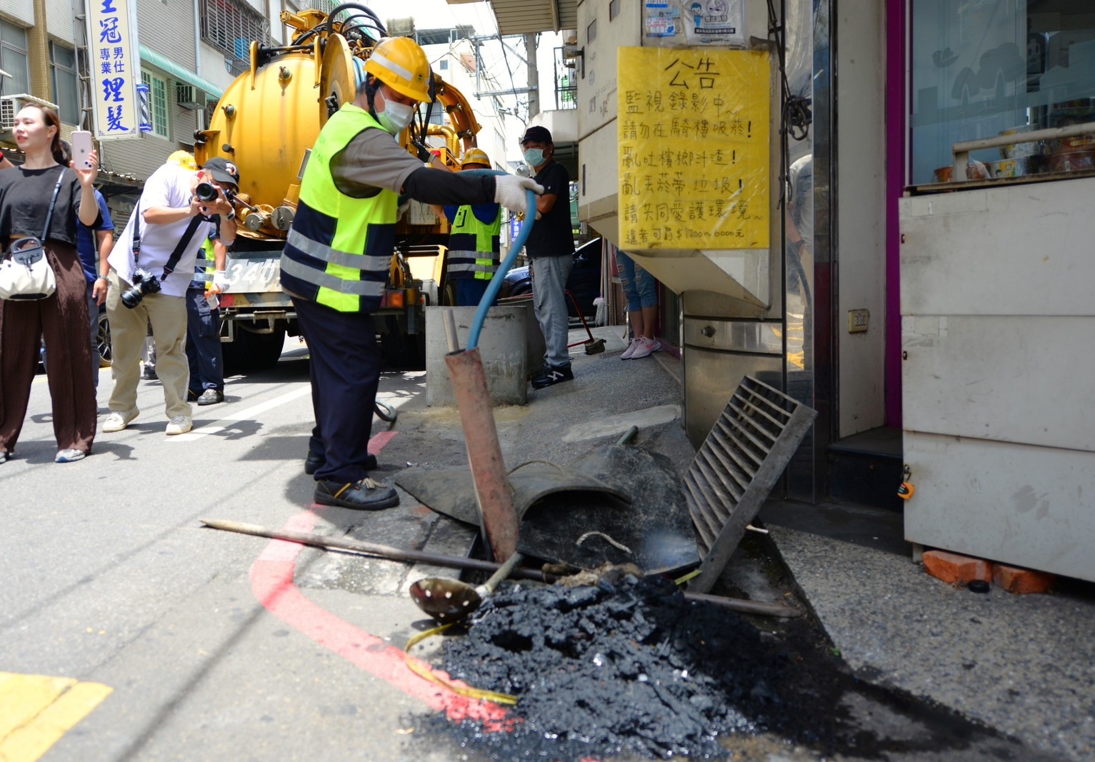 凱米颱風當前 桃環保局動員加強道路側溝清淤5.jpg